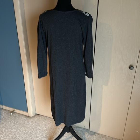 Elegant Charcoal Gray and White Floral Sweater Dress - Picture 4 of 8